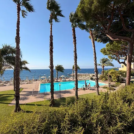 Sea View - Pool - Parking - Bikes Apartment *
